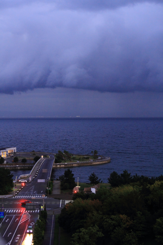 雲の重圧