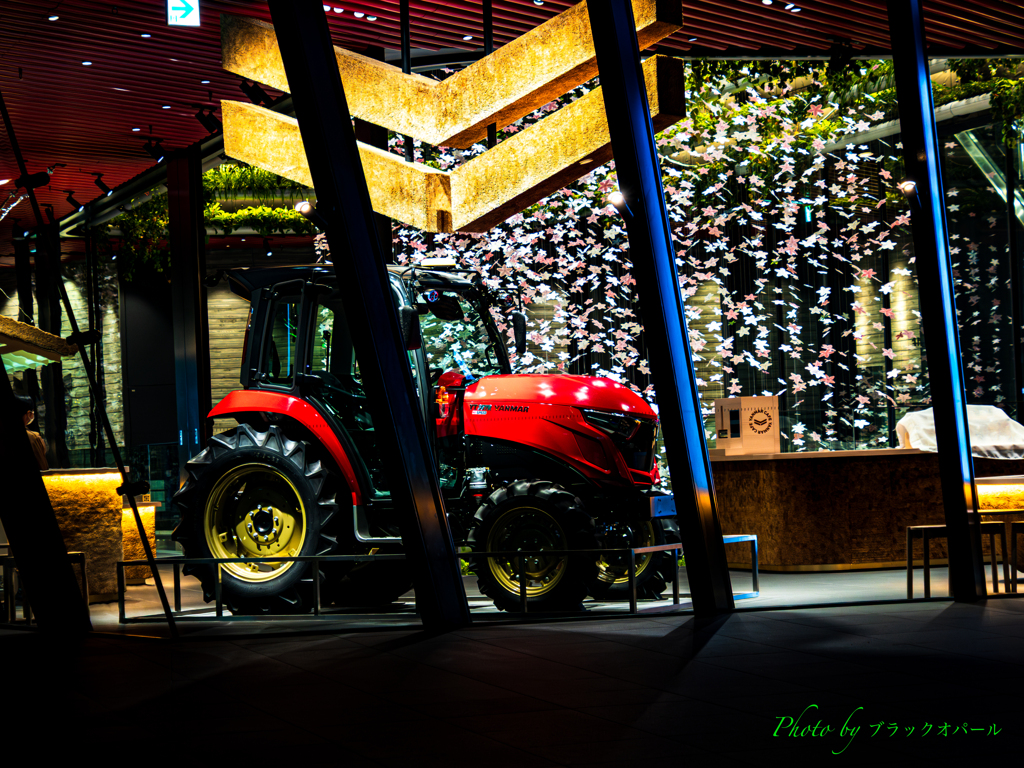 赤いトラクター..