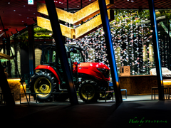 赤いトラクター..