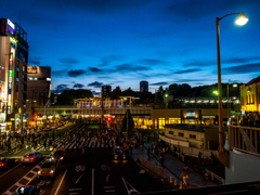 夕暮れの上野駅前風景