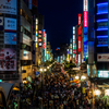 祭りの夜の賑わい