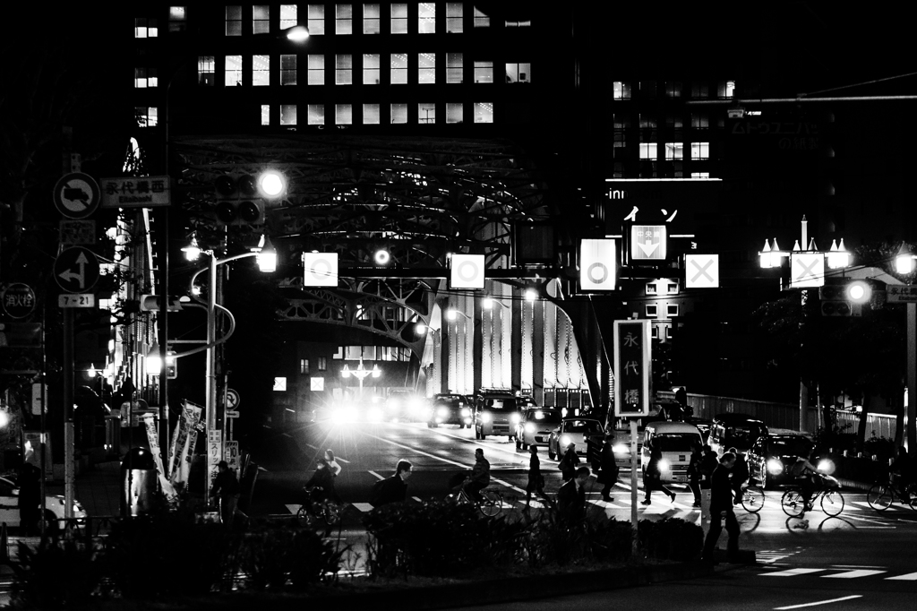 夜の永代通り..