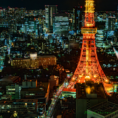 夜の東京タワーとビル群..