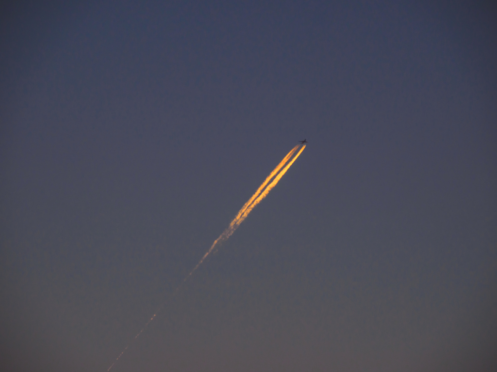 夕暮れ飛行機雲＃4