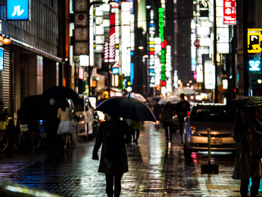 雨のネオン街..