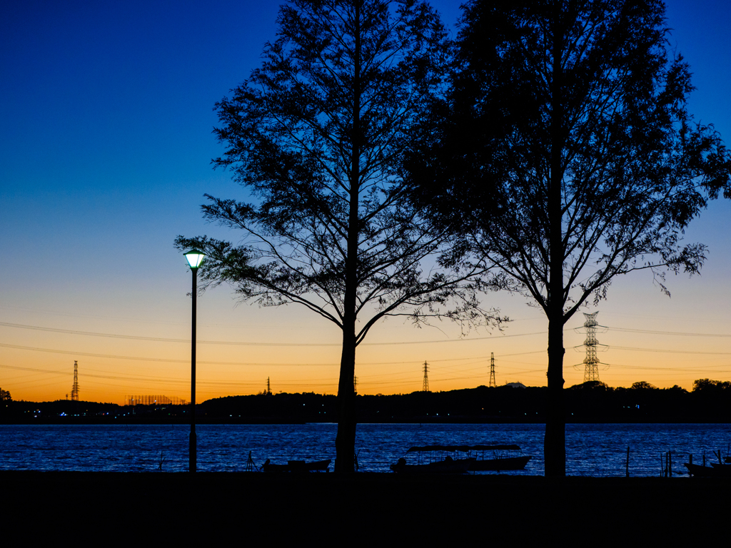 晩秋〜湖畔の夕暮れ..