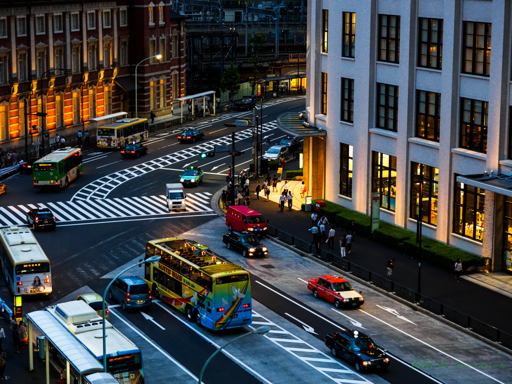 はとバスが行く丸の内風景..