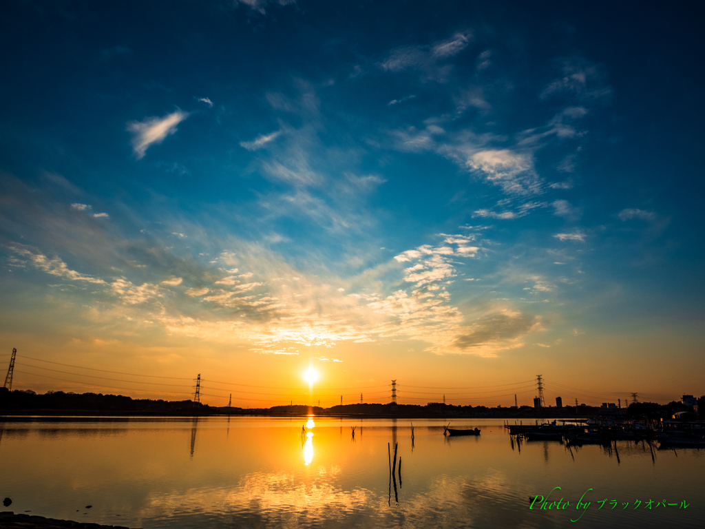 夕日輝く沼の風景..