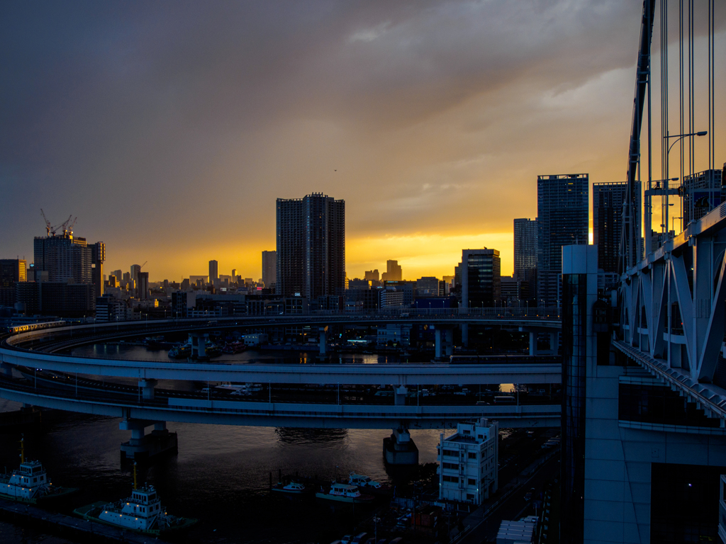 夕暮れのループ橋風景