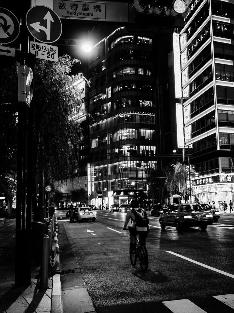 街角夜景〜数寄屋橋交差点