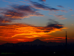 夕焼け雲と富士山..