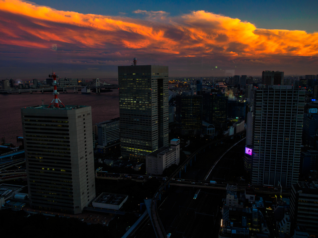 夕焼け雲と新幹線..