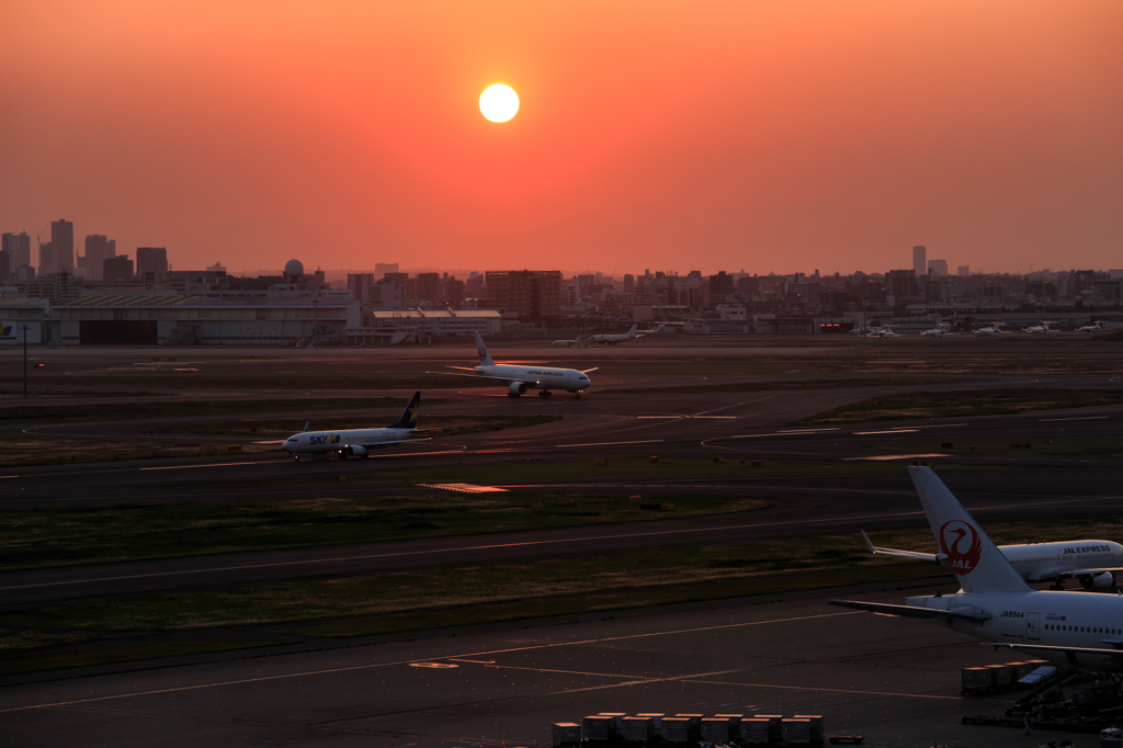 羽田空港風景③〜夕日に染まる滑走路