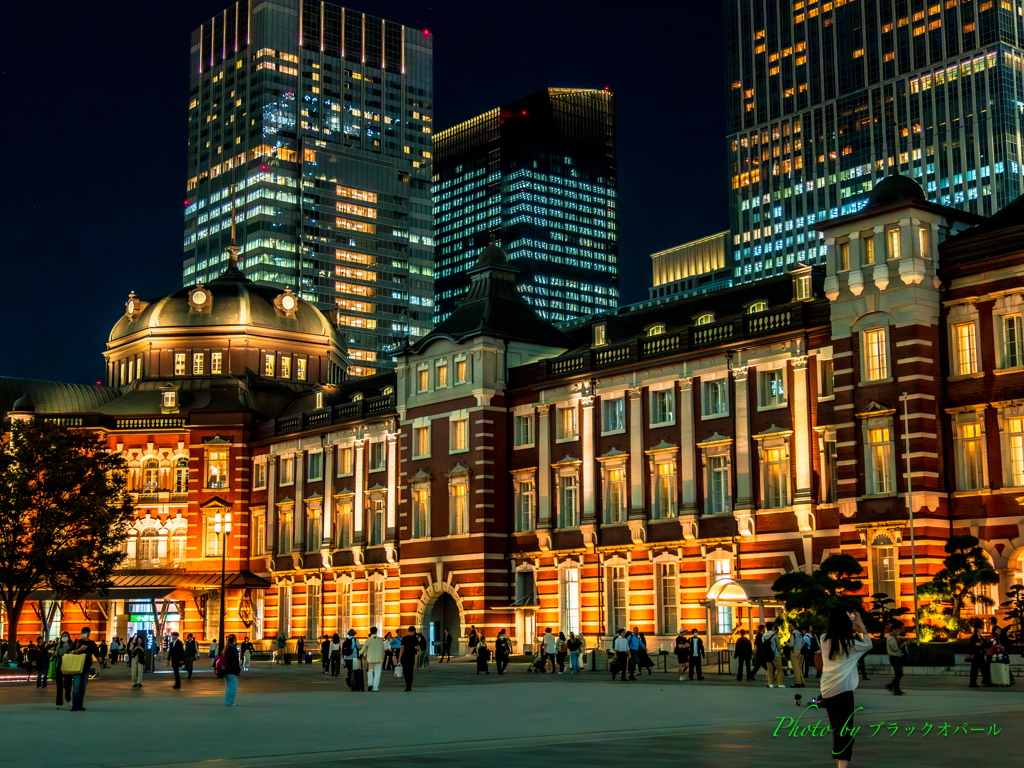 丸の内広場と東京駅舎..