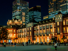 丸の内広場と東京駅舎..