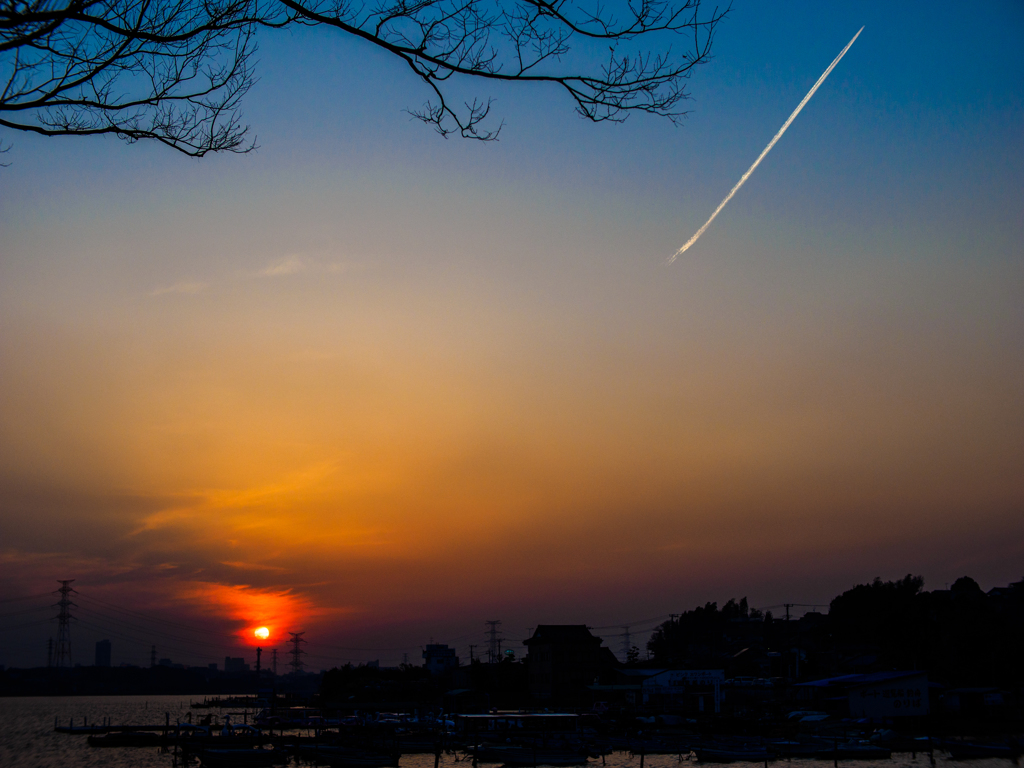 夕暮れ飛行機雲 by ブラックオパール （ID：3241336） - 写真共有サイト:PHOTOHITO