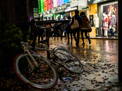 雨上がりの街角で..