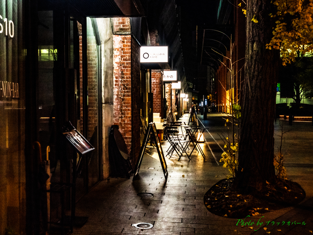 夜の街角風景..