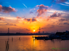 夕暮れの飛行機雲..