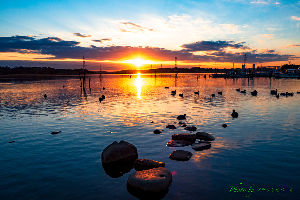 岸辺の夕暮れ風景..