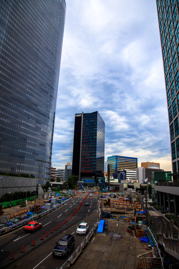 高層ビルの谷間