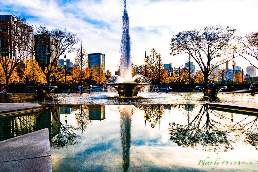 晩秋の噴水公園..