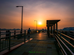 川べりの遊歩道の夕暮れ..