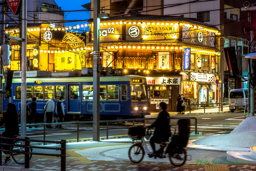 都電が走る夜の街風景..