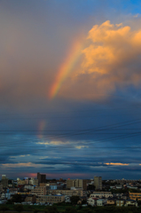 夕暮れの空に架かる虹