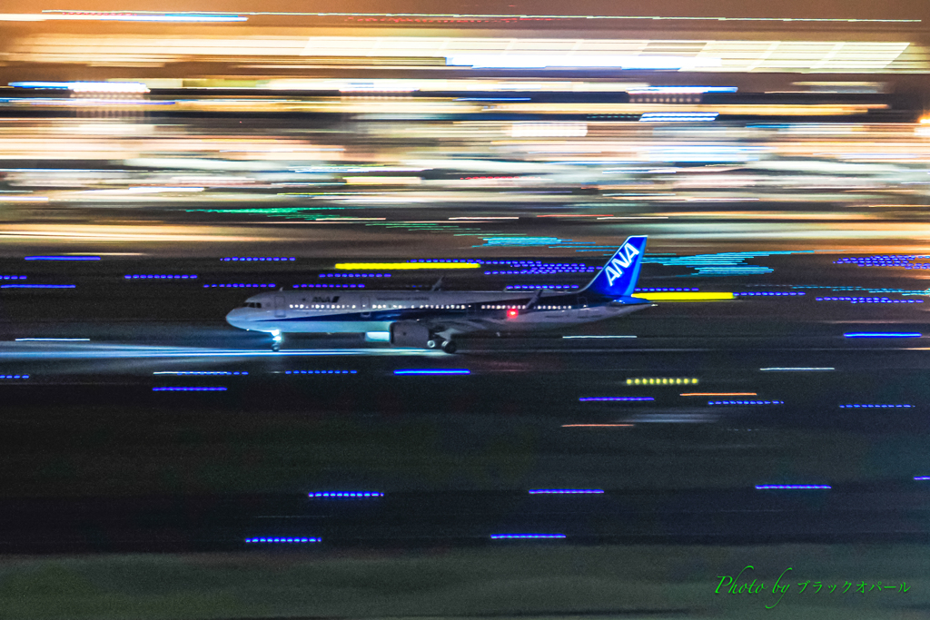 夜を滑走するANA..
