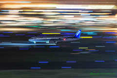 夜を滑走するANA..