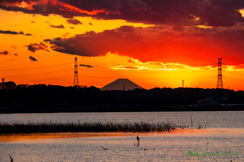 手賀沼夕景.. 〜 シルエット富士 〜