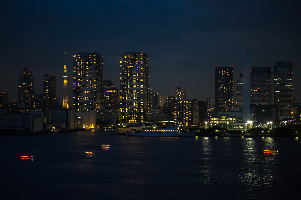 夜の東京湾〜お台場へ向かう屋形船