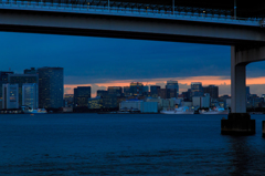 橋の向こうの夕暮風景