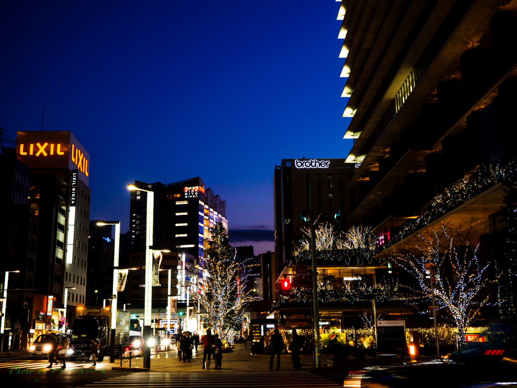 夕暮れて街は煌めきが始まる..