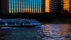 ビル窓の夕空とホタルナ