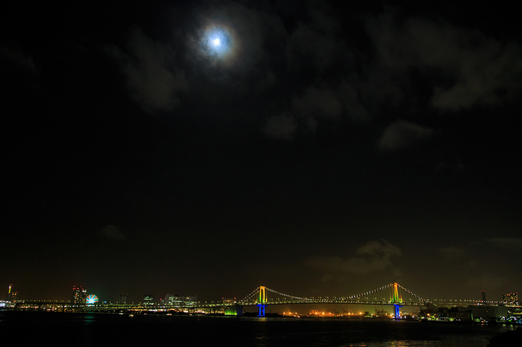 三日月と虹色の橋