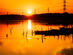 水面は夕陽に輝く..