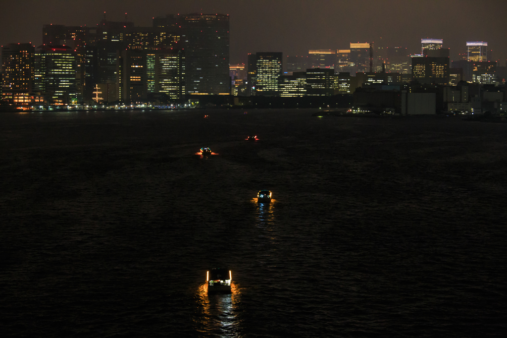 夜の海を帰る船