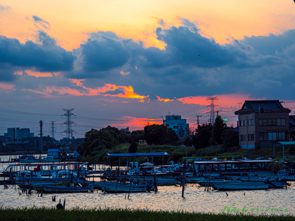 夕日は雲に隠れて..