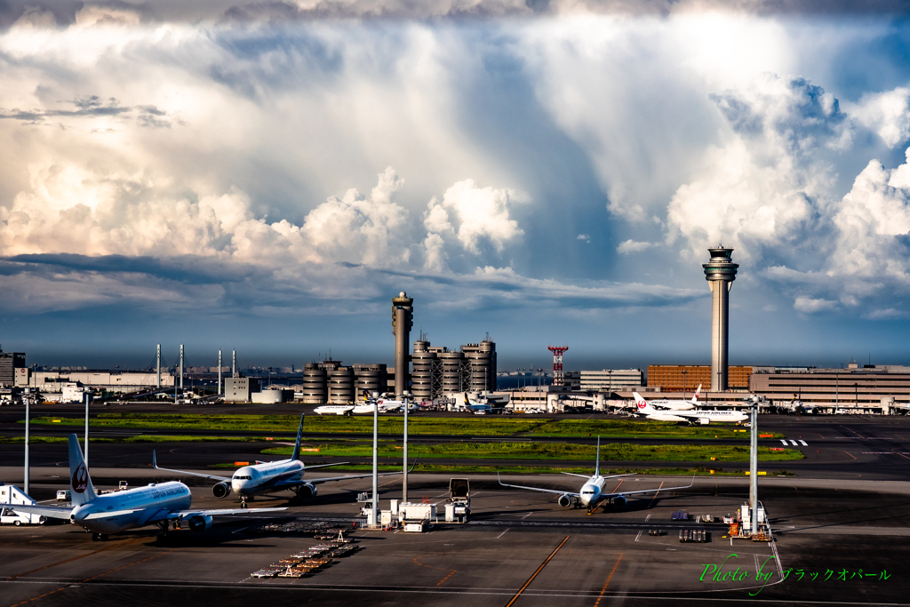 夏雲の空港..