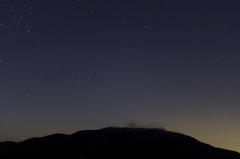 夜明け前の山