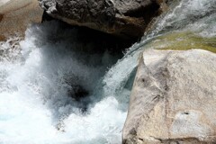 渓谷の水