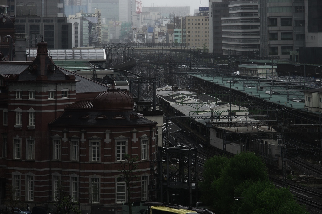雨の東京駅