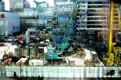 ビル光浴びる現場