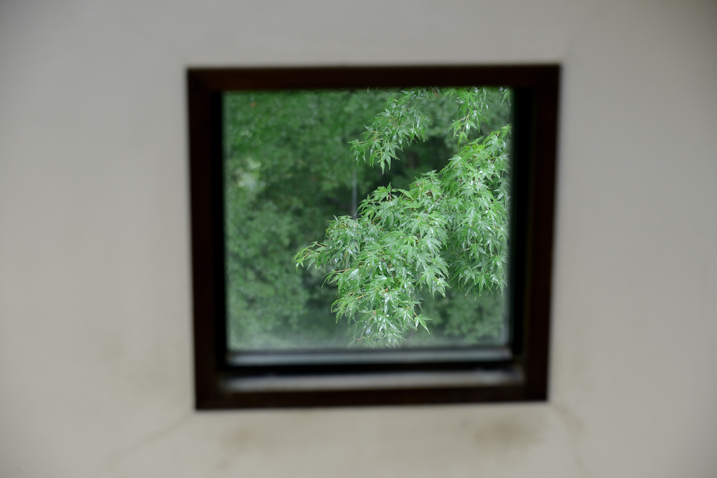 小窓の外の雨