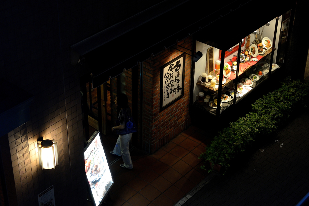 ハンバーグ店に入る