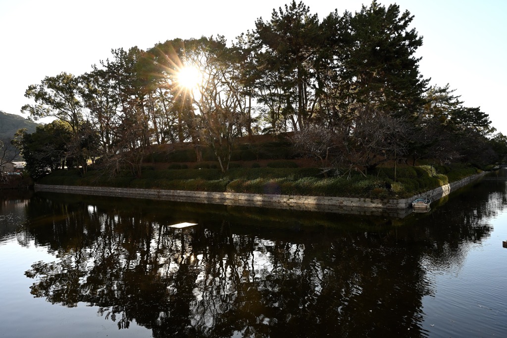 お堀の向こうから