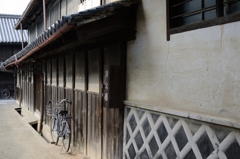 土蔵・消火器・自転車・竹原