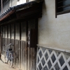 土蔵・消火器・自転車・竹原